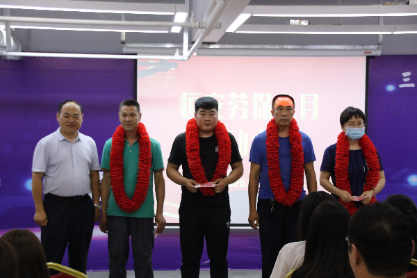 優(yōu)秀員工合影.jpg 優(yōu)秀員工合影.jpg